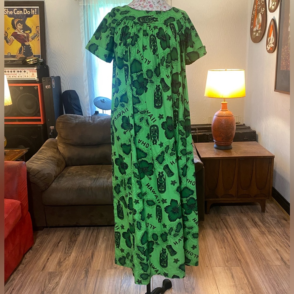Authentic vintage green Hawaiian mu'umu'u, muumuu caftan maxi dress island motif